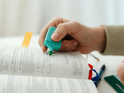 O seu estudo deve ser feito todo em cima da banca escolhida: você irá mapear a cobrança de conteúdo dela com base na resolução de provas anteriores, para investir nos tópicos realmente relevantes e com alta incidência de cair. Além de identificar as pegadinhas frequentes e usá-las como guia para o seu cronograma