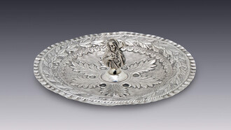Plato limosnero, colección de platería novohispana del Museo Amparo, Puebla, México