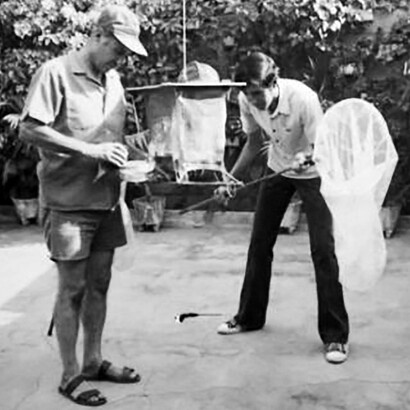 Don Paco y Paquito preparados para recolectar una mariposa en el patio de su casa