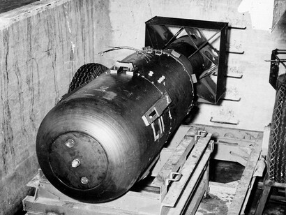 La bomba atómica Little Boy, expuesta sobre una plataforma antes de su utilización en el ataque contra Hiroshima