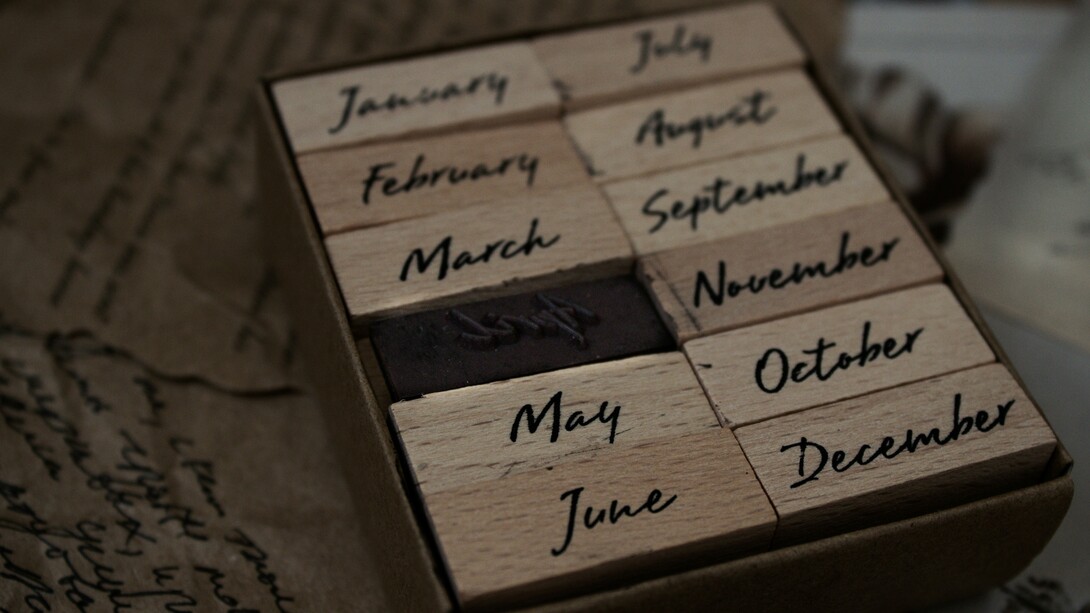 Il calendario gregoriano, sviluppato per correggere le imprecisioni del calendario giuliano, include l’adattamento degli anni bisestili ogni quattro anni per allineare il computo del tempo con il ciclo astronomico delle stagioni