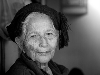 Portrait of an elderly woman in Burma © Vincent de Groot