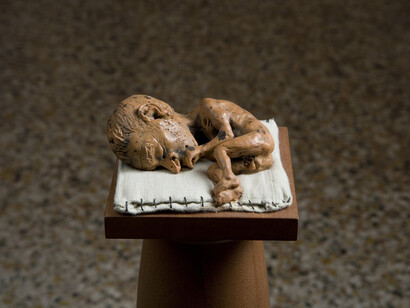 Pawel Althamer, Self-portrait, 2006, Ceramica, stoffa, legno, 111,5 x 24 x 24 cm, Foto Roberto Marossi, Collezione Goetz, Monaco
