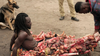 Shaka Fumu Kabaka recibe ayuda para vestir una de sus creaciones más significativas: Seis días de lágrimas. Fotografía: Kris Pannecouke