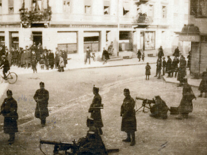 Nell’ultima giornata di sciopero, a Grenchen, le truppe del servizio d’ordine aprono il fuoco contro i dimostranti. Tre civili innocenti perdono la vita.

Streikalbum, Kulturhistorisches Museum Grenchen