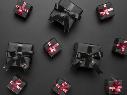 Le puedes imprimir una etiqueta con goma para que le pongas los nombres