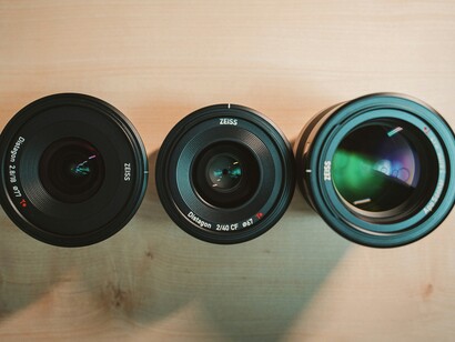 Le sue immagini sono caratterizzate da un forte valore narrativo e da una costante riflessione sull’identità, la memoria e il rapporto tra uomo e destino