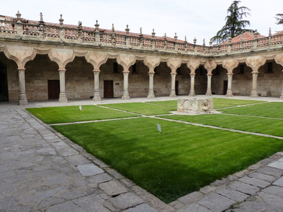 Durante su estadía en Salamanca, también participó activamente en el teatro, colaborando como actriz en diversas obras. Patio de Escuelas, Universidad de Salamanca, Salamanca, España