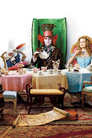 Alice no País das Maravilhas. Dirigido por Tim Burton. Interpretes, Mia Wasikowska, Johnny Depp, Anne Hathaway, Helena Bonham Carter and Matt Lucas. Data de lançamento de 2010