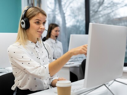 I call center sono uffici centralizzati dove operatori rispondono a chiamate in entrata o effettuano chiamate in uscita per fornire assistenza ai clienti o promuovere prodotti e servizi