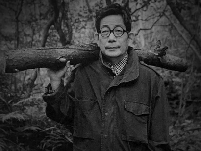 Kenzaburō Ōe, escritor japonés conocido por haber sido el segundo de su país en ganar el premio Nobel de literatura