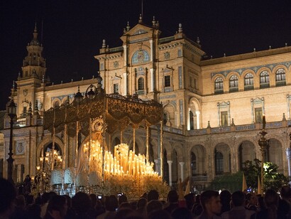 Semana Santa en Sevilla. LA Virgen de la Paz procesionando por la Plaza de España