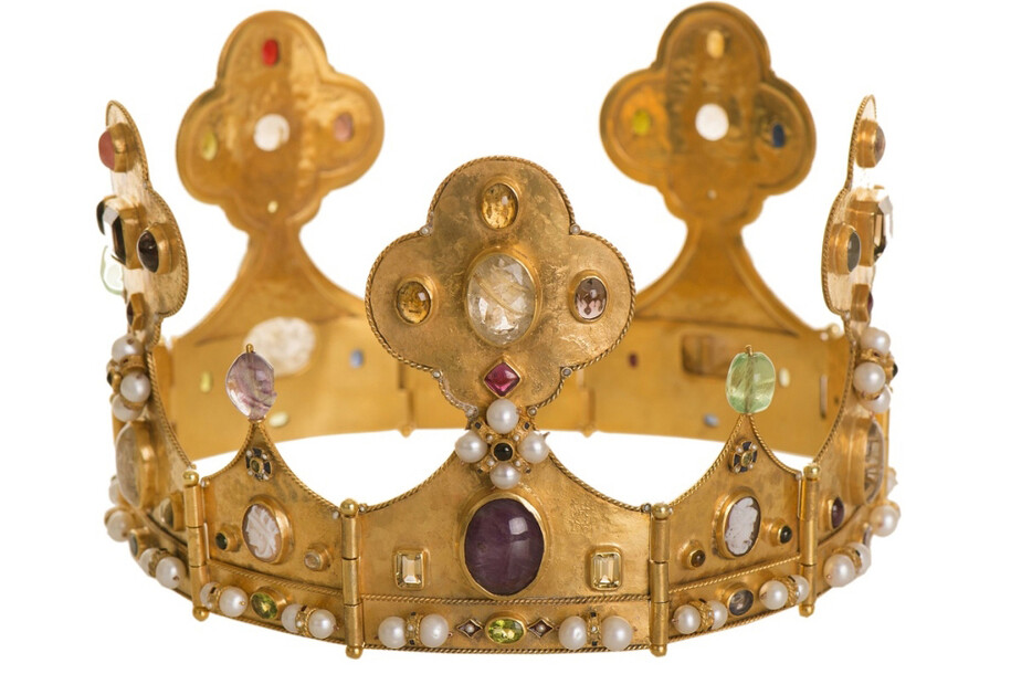 Diego Percossi Papi, Corona, Dieci elementi incernierati decorati con radici di rubino, topazi fumé, peridoti, tor-maline, zaffiri, agate, cammei, perle e fluoriti sulle cuspidi