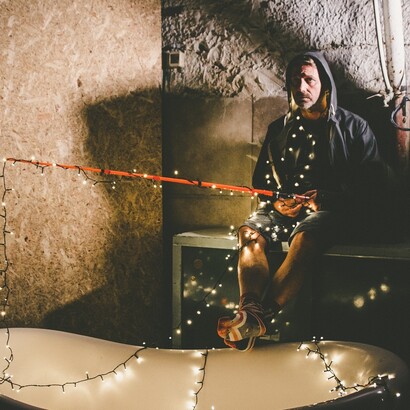 Nel 2009, Nelson ha pubblicato il suo primo singolo da cantautore, "La bella faccia che ho", segnando l'inizio della sua carriera solista