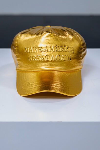"Gorra de MAGA dorada", escultura, XVALA, 2024