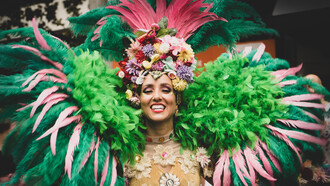 Mujer con un disfraz típico de las fiesta de Carnaval