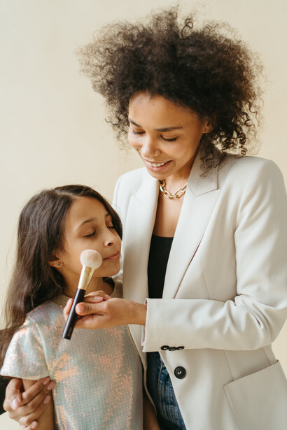 Filha se prepara para ir ao trabalho da mãe 