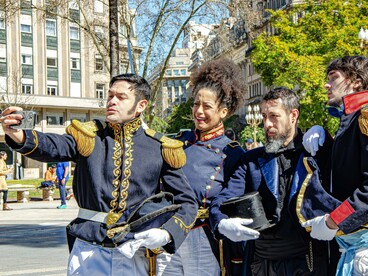 Reencenadores históricos fazem uma selfie em Buenos Aires, transformando uma representação do passado em registro compartilhável no presente. A imagem evoca a política argentina recente, na qual as redes sociais ajudaram a projetar Milei como alternativa ao sistema tradicional. A comunicação digital ampliou o alcance de sua mensagem e contribuiu para uma campanha em que a disputa por atenção e a construção de imagens públicas tiveram papel central
