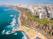 Panorámica de la costa frente a la ciudad capitalina Lima, Perú