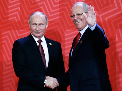 Präsident Perus, Pedro Pablo Kuczynski, mit Vladimir Putin