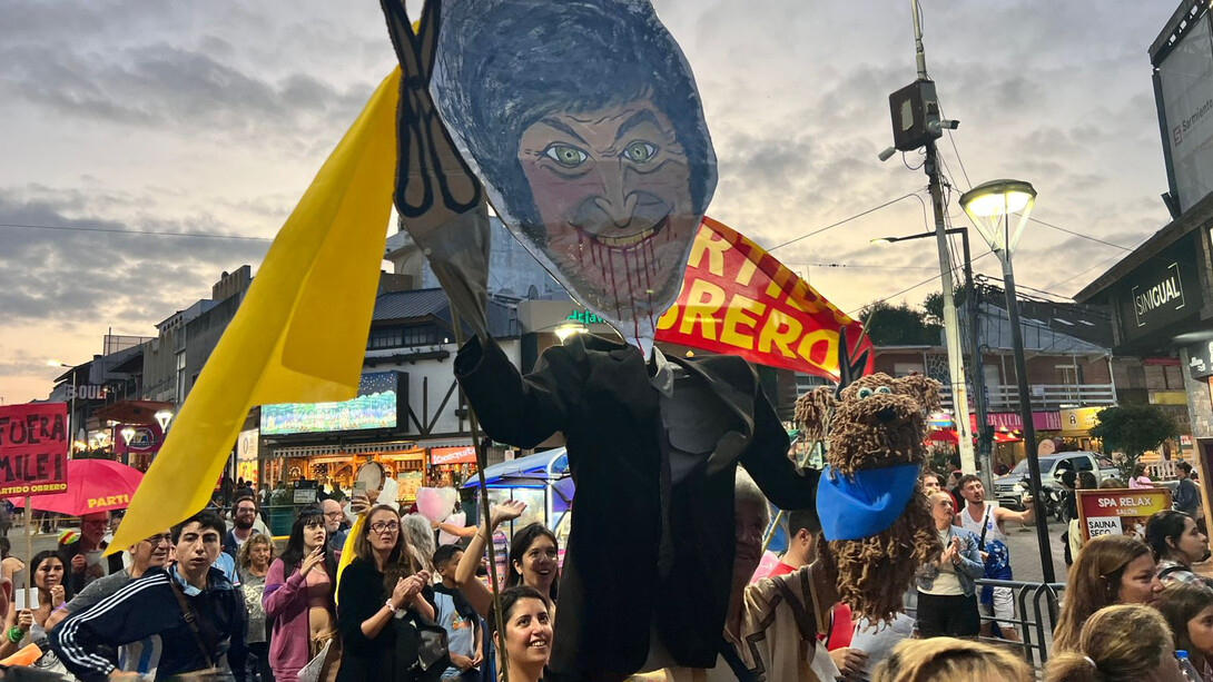 Cartel presente en la Marcha del Orgullo Antifascista y Antirracista del 01 de febrero de 2025, Villa Gessell, Buenos Aires, Argentina. Hay veranos que no terminan con la puesta del sol, sino cuando empieza el desfile de ficciones en la pantalla del celular