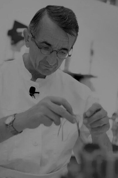 Chef Michel Bras. De acordo com Michel Bras, o Gargouillou é uma associação livre de diferentes formas, cores e sabores