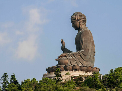 Tian Tan Buddha, noto anche come il Grande Buddha, si trova a Ngong Ping, sull'isola di Lantau, a Hong Kong