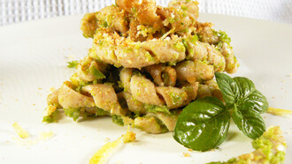 Pasta di Grano duro Timilia con pesto a crudo di Fagiolini e Menta guarnita con Pangrattato tostato e Scorza di limone