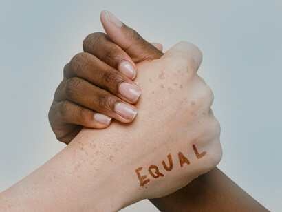 La respuesta evolutiva a la selección natural se refiere al cambio genético que tiene lugar de una generación a otra