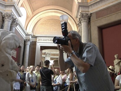 Martin Parr mentre lavora nel Museo Pio Clementino. Foto Alessandro Prinzivalle © Governatorato SCV – Direzione dei Musei
