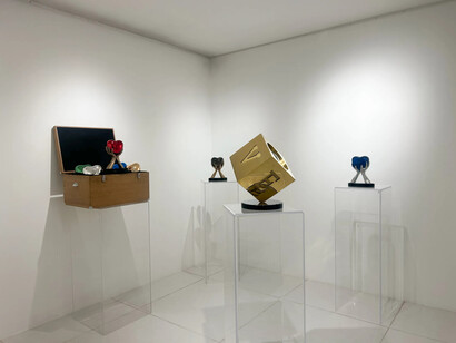 Lorenzo Quinn, I give you my heart, exhibition view. Courtesy of Contini Art Gallery