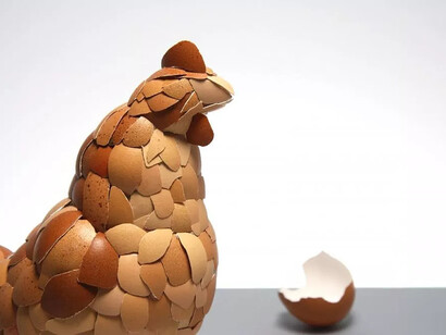 Kyle Bean é especialista em transformar cenários com maquetes, stop-motion e direções de arte inovadoras. Escultura de frango feita com casca de ovo por Kyle Bean