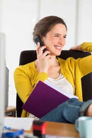 Trabajadora sonriente en la oficina