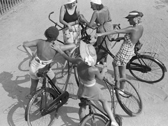 Vemos a grupos de amigas recorriendo senderos empedrados o posando frente a cercas de madera, siempre con una sonrisa que parece traspasar el tiempo. Klampenborg, Dinamarca