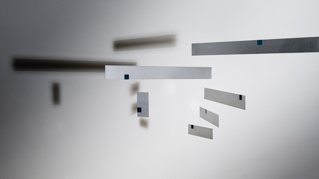 Bruno Munari, Macchina Inutile, 1956, sei lamine di alluminio, fili di nylon e nastro adesivo colorato, 80x45 cm (crediti fotografici Pierangelo Parimbelli)
