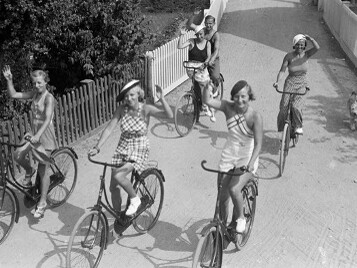 La bicicleta, más que un medio de transporte, aparece como el gran símbolo del ocio dominical. Klampenborg, Dinamarca