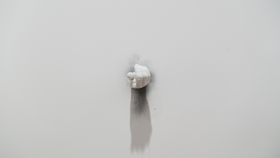 Douglas Gordon, Exhibit D, 2016, Carrara marble, 6 11/16 x 4 5/16 x 3 9/16 inches, 17 x 11 x 9 cm  © Studio lost but found / VG Bild-Kunst, Bonn 2017. Photo by Silia Psychi