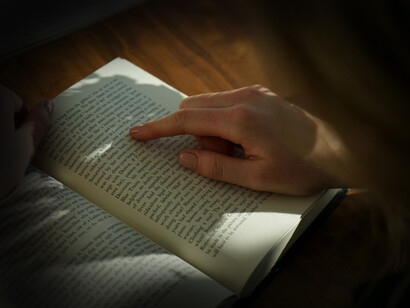 Persona leyendo un libro