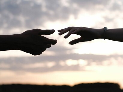 Ombre di due mani. Mentre ti ascolto cerco e incontro la tua anima