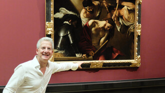 Der Autor Mario Bogisch vor Caravaggio’s Dornenkrönung, 1607, Kunsthistorisches Museum Wien, Foto: Katarina Budimaier