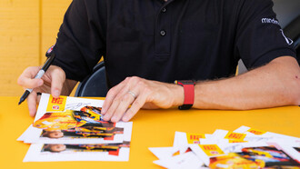 Descubra como um encontro inesperado com jogadores de vôlei de praia resultou em momentos emocionantes e autógrafos inesquecíveis