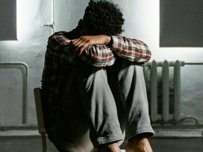 Claro que se entendemos um pouquinho de como transcorre a interdição do sujeito na psicanálise, sabemos que ele já sofre por ser faltoso e busca no outro individuo sua completude, porém delegar esse lugar ou ainda, doar a um robô, perde o sentido da condição humana e de relações mais desafiadoras