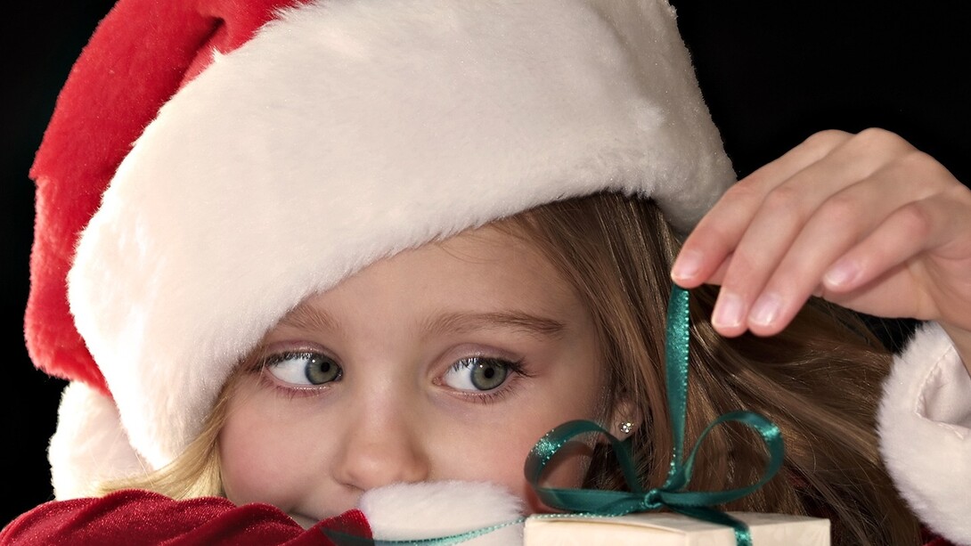 Una pequeña Papa Noel prepara los regalos de Navidad