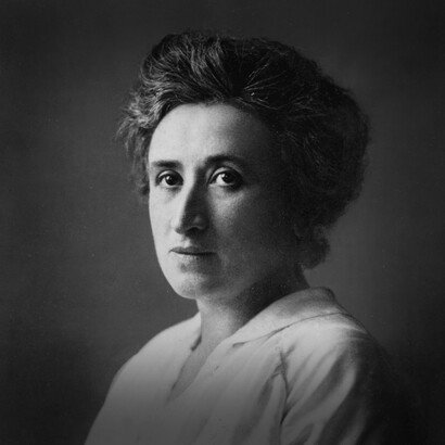 Rosa Luxemburgo formó parte en la frustrada revolución de 1919 en Berlín. La revuelta fue sofocada con la intervención del ejército y la actuación de los «freikorps»