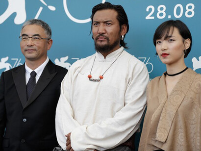 Qiqiu, il regista Pema Tseden insieme a Jinpa e Yangshik Tso, Credits La Biennale di Venezia, foto ASAC