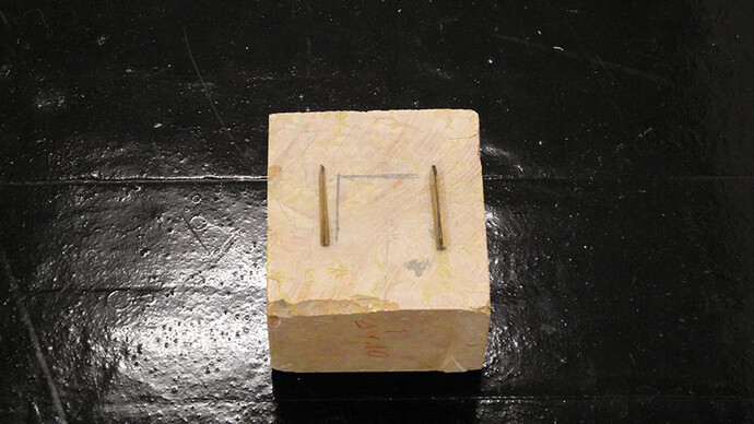 Sergio Verastegui, 90°, 2013, graphite sur marbre, crayon cassé, 17,5 x 12 x 16,5 cm, pièce unique, Cortex Athletico, N° Inv. SV/13/005