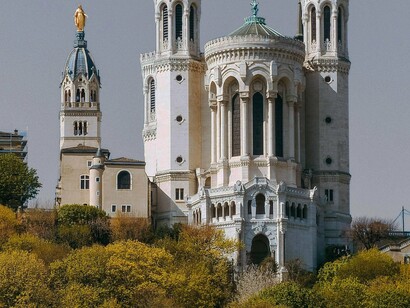 La Basilica possède 4 tours, chacune de 48 mètres de haut, représentant les vertus cardinales (Lyon, France)