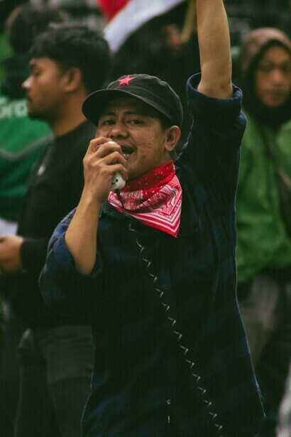 Manifestantes reunidos en Bandung, Indonesia, representando la lucha colectiva por la soberanía, la solidaridad y la libertad frente a la dominación externa
