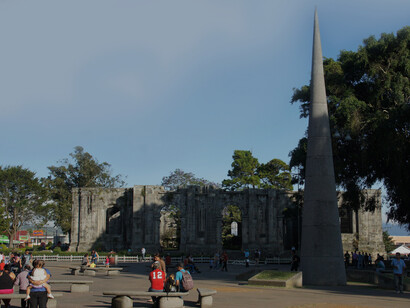 La Plaza Mayor de Cartago antes de que el obelisco fuera retirado para colocar la estatua que celebra el bicentenario