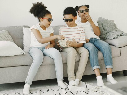 Entre os primeiros exemplos de animação, podemos citar os desenhos feitos à mão que tentavam dar a ilusão de movimento, como os feitos em pergaminhos e pinturas antigas. No entanto, foi no início do século 20 que a animação começou a tomar a forma que conhecemos hoje, com o advento de novas tecnologias e métodos de produção